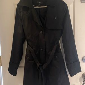 Black belted H&M trench coat - women’s size 12 - cute back bottom with buttons